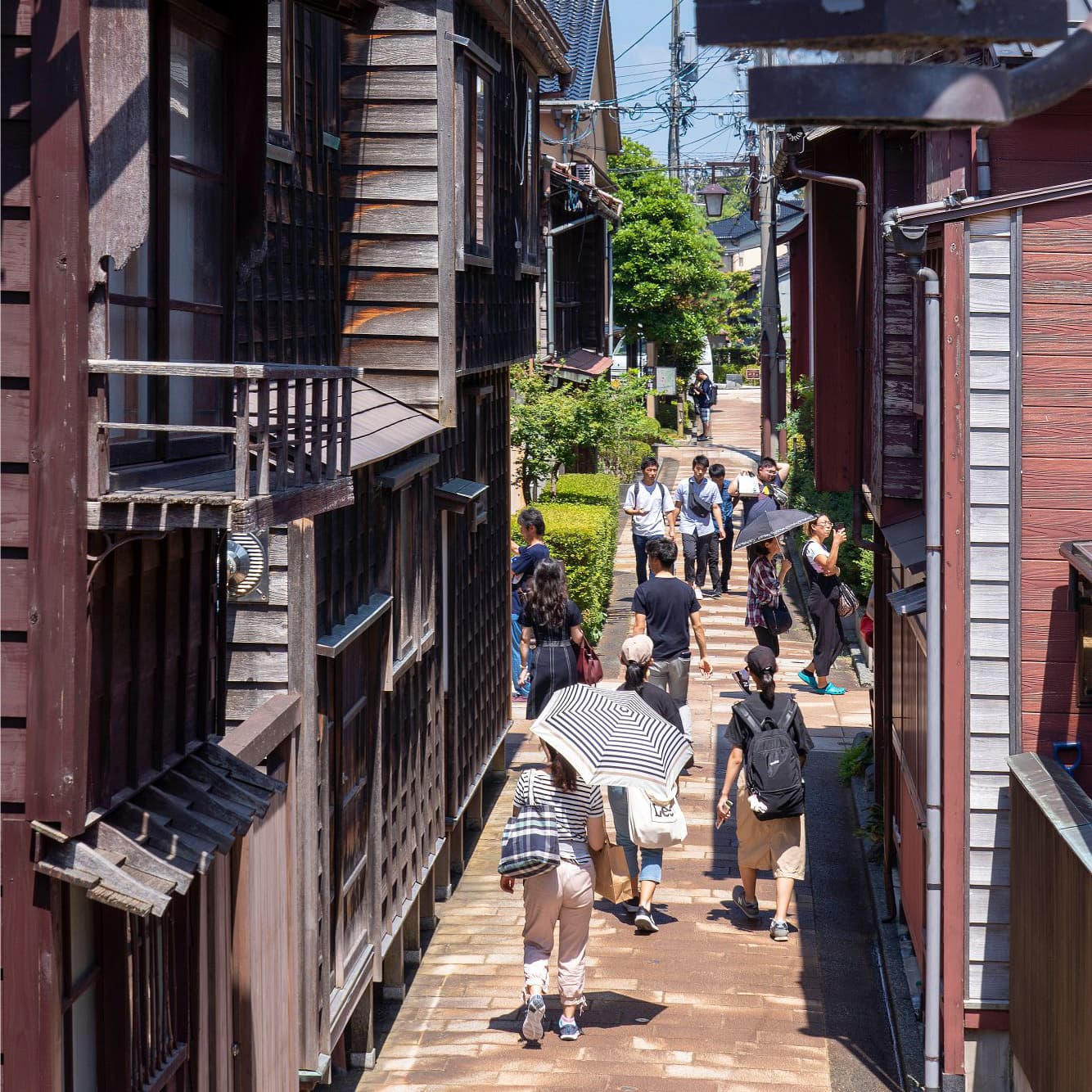 謡町 UTAIMACHI 歴史的な木造ファサードと町並み © machiya-inn-japan.com