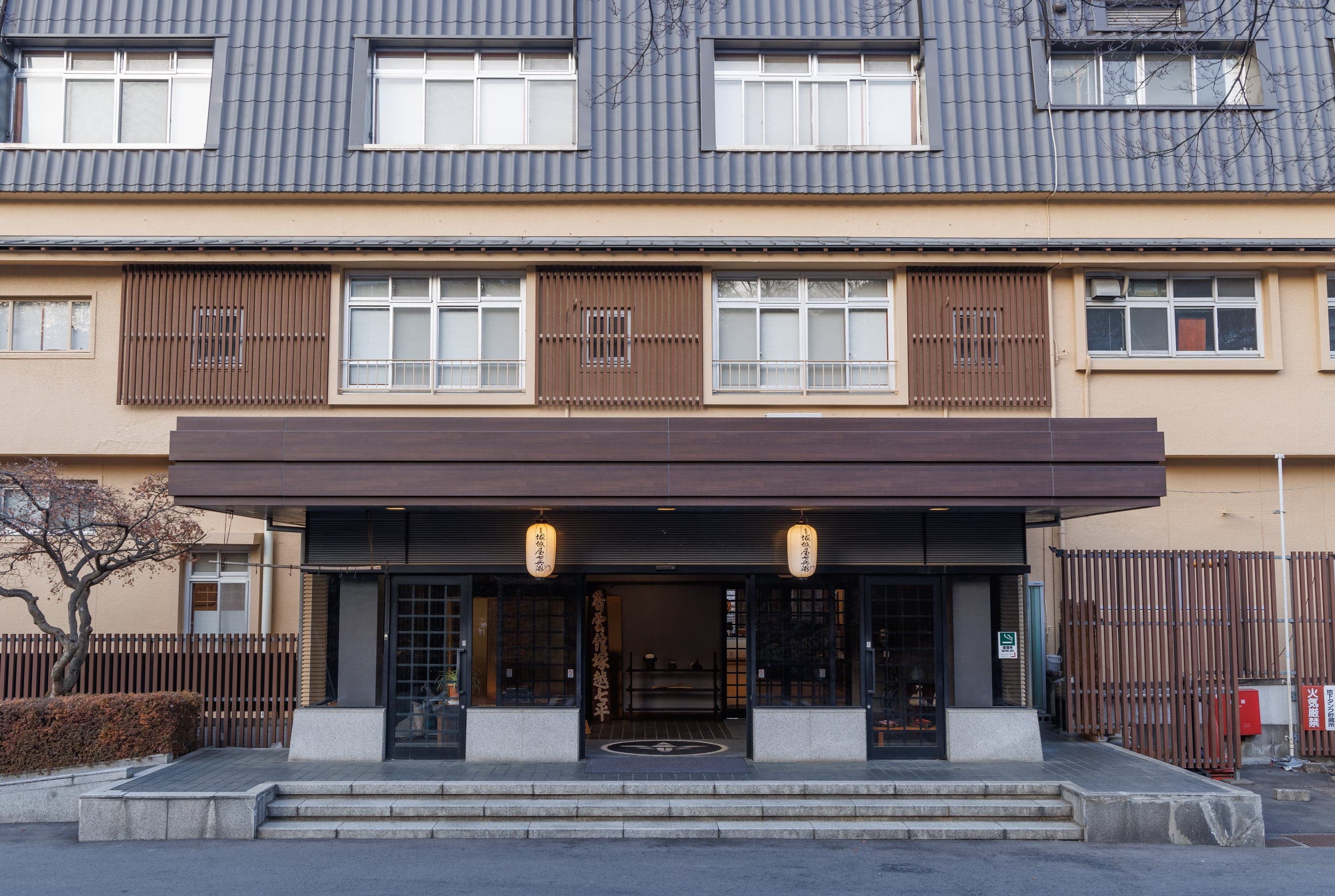 塚越屋七兵衛 玄関ファサード全景(提灯・館名サイン) © tsukagoshiya.jp