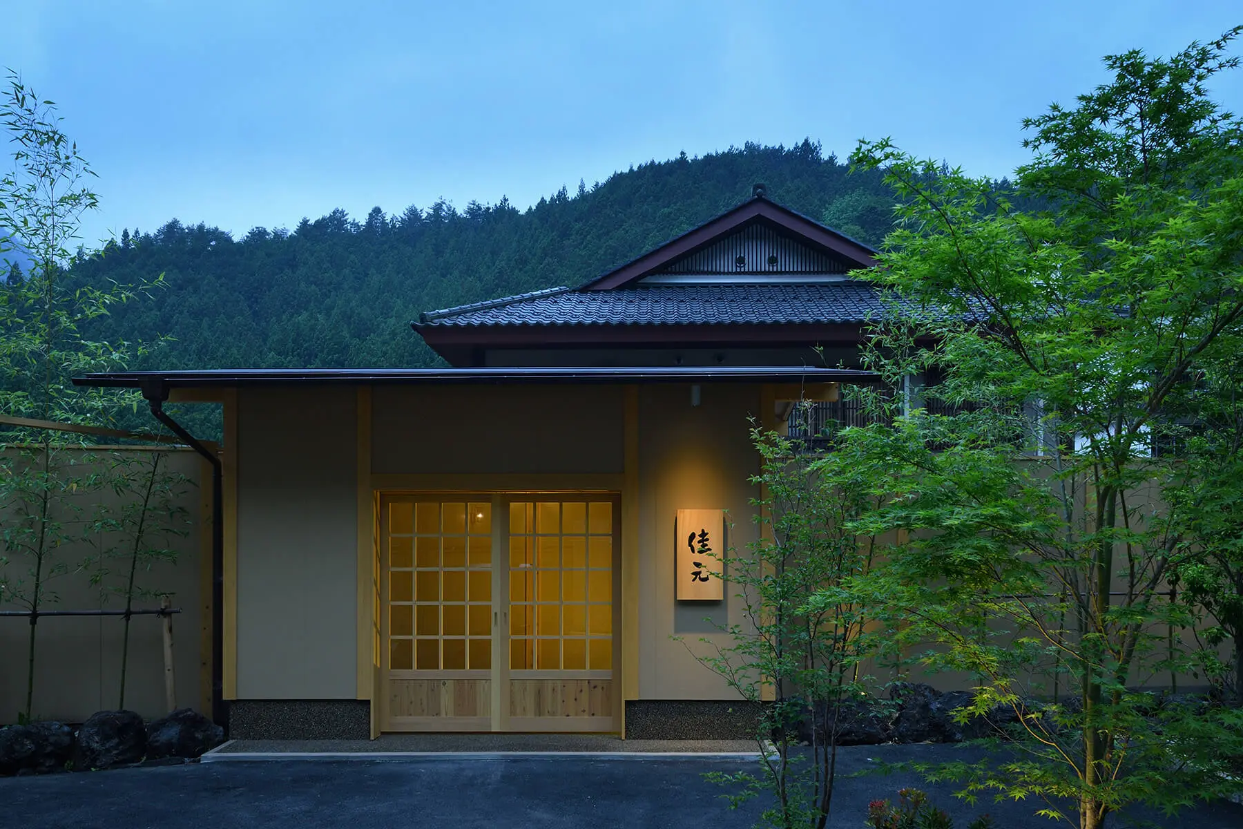 時わすれの宿 佳元 外観・夕景 © yoshimoto.jp