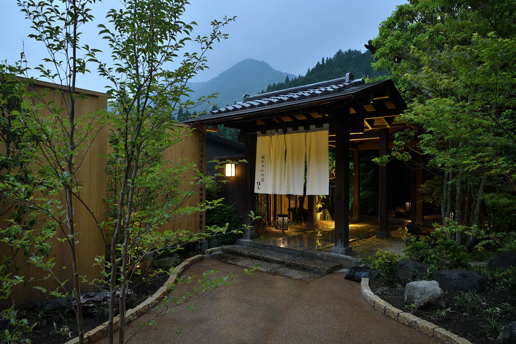 時わすれの宿 佳元 玄関・暖簾 © yoshimoto.jp